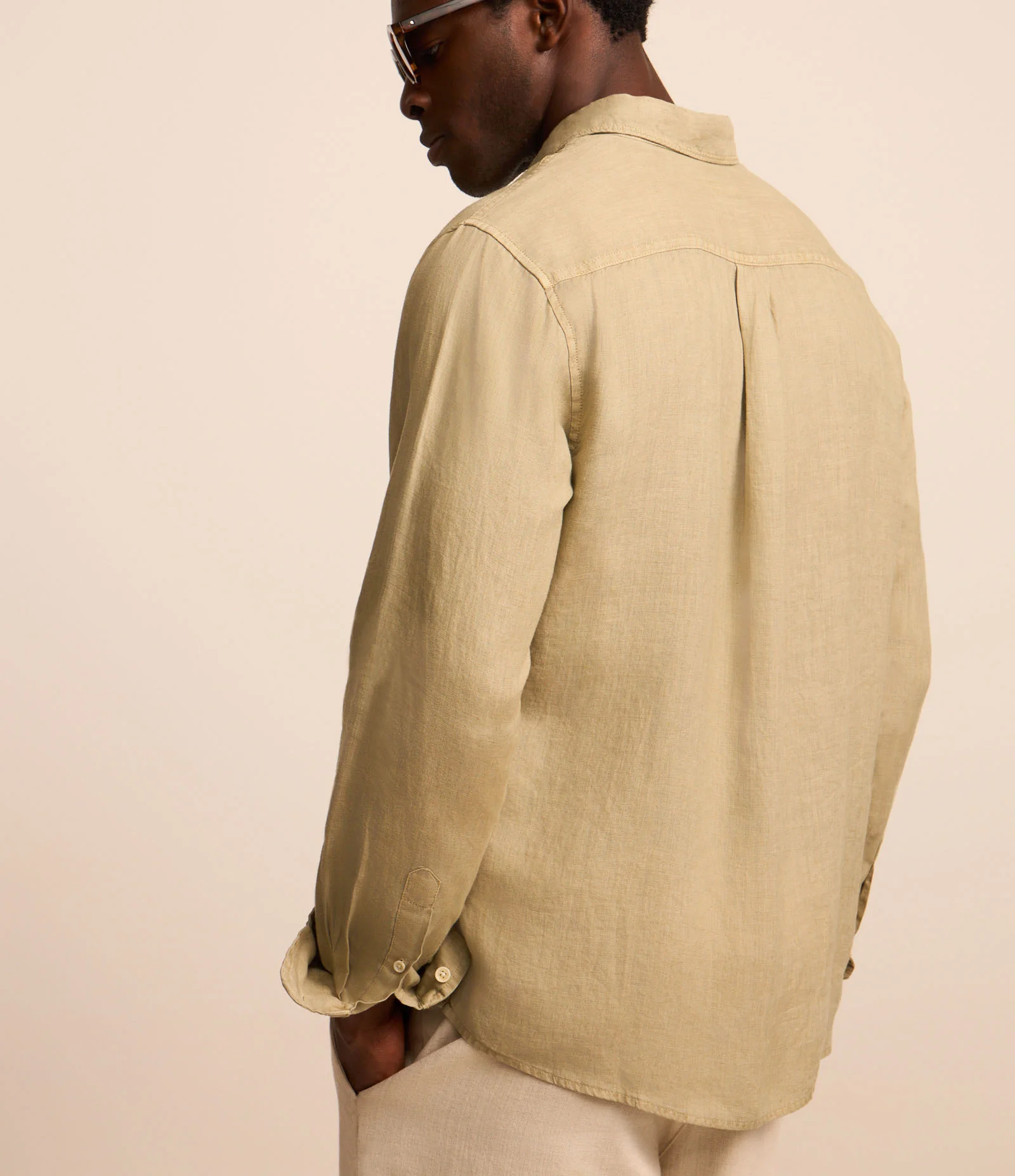 Camisa Comfort em Linho Puro e Gola com Lapela Verde Acinzentado 4