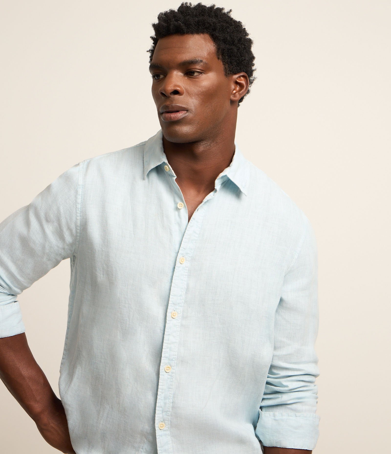 Camisa Comfort em Linho Puro e Gola com Lapela Azul Claro 4