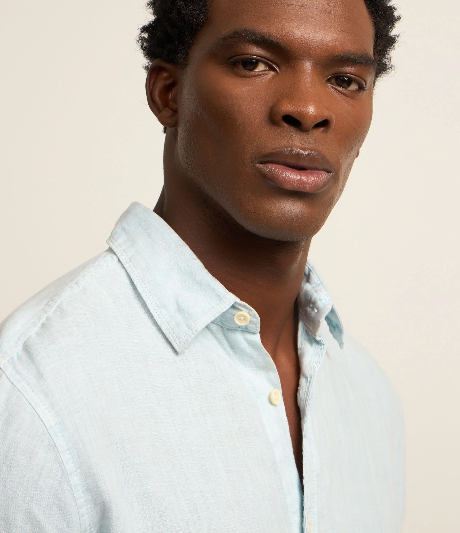 Camisa Comfort em Linho Puro e Gola com Lapela Azul Claro 5