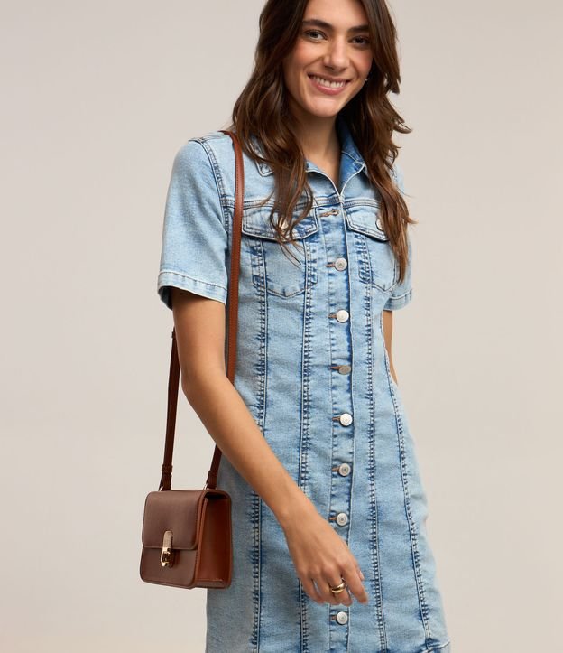 Vestido Curto Ajustado em Jeans com Lapelas e Recortes