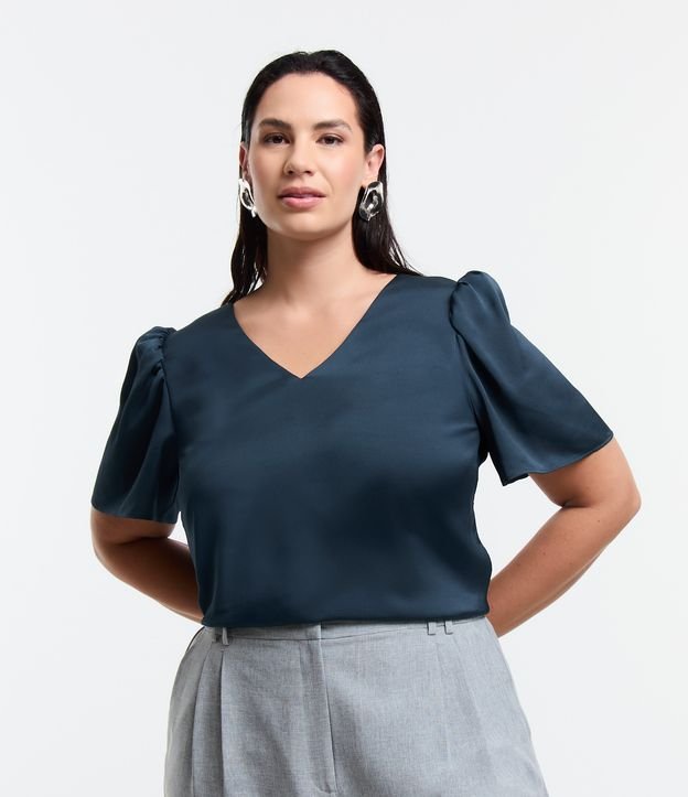 Blusa em Crepe com Manga Bufante e Decote V Curve & Plus Size