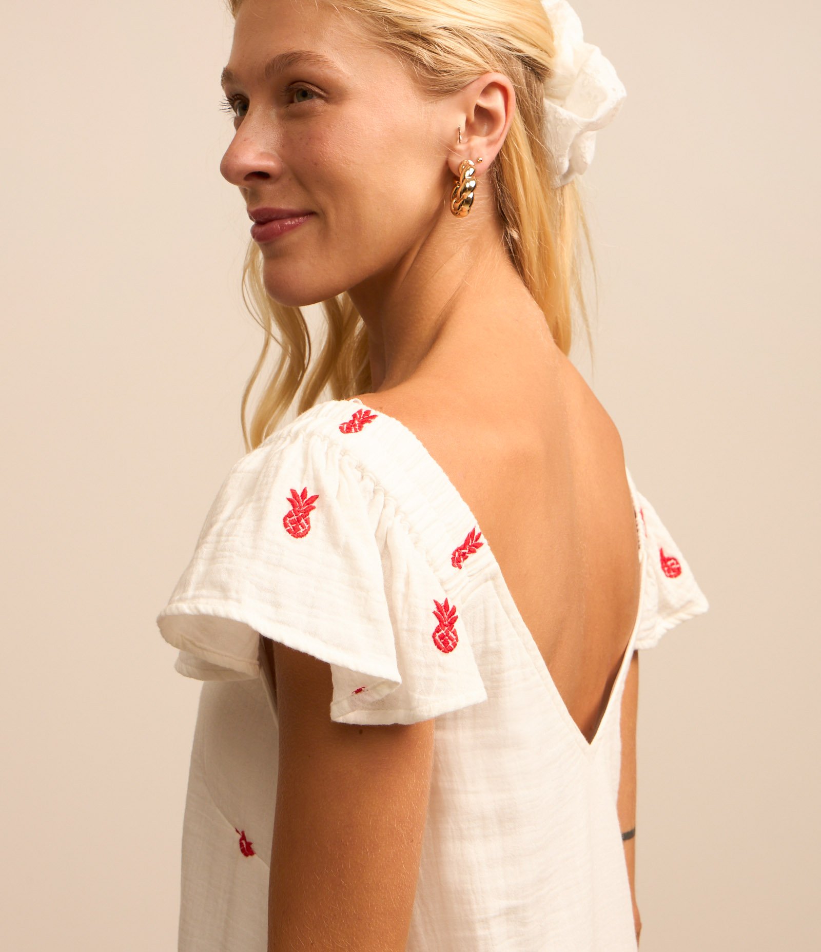 Vestido com Babadinho e Bordadinho Abacaxi Branco 3