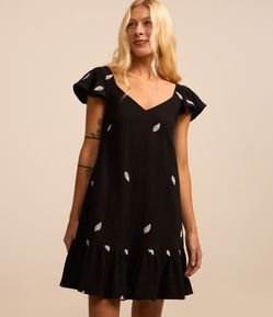 Vestido Curto em Cambraia e Bordado de Folhas