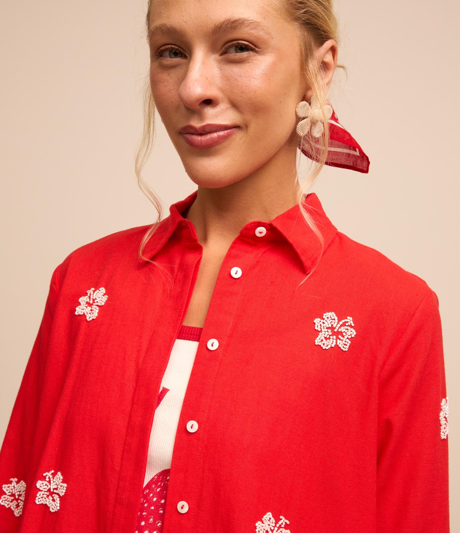 Camisa Alongada em Viscose e Linho com Flores Bordadas em Miçangas Vermelho 3