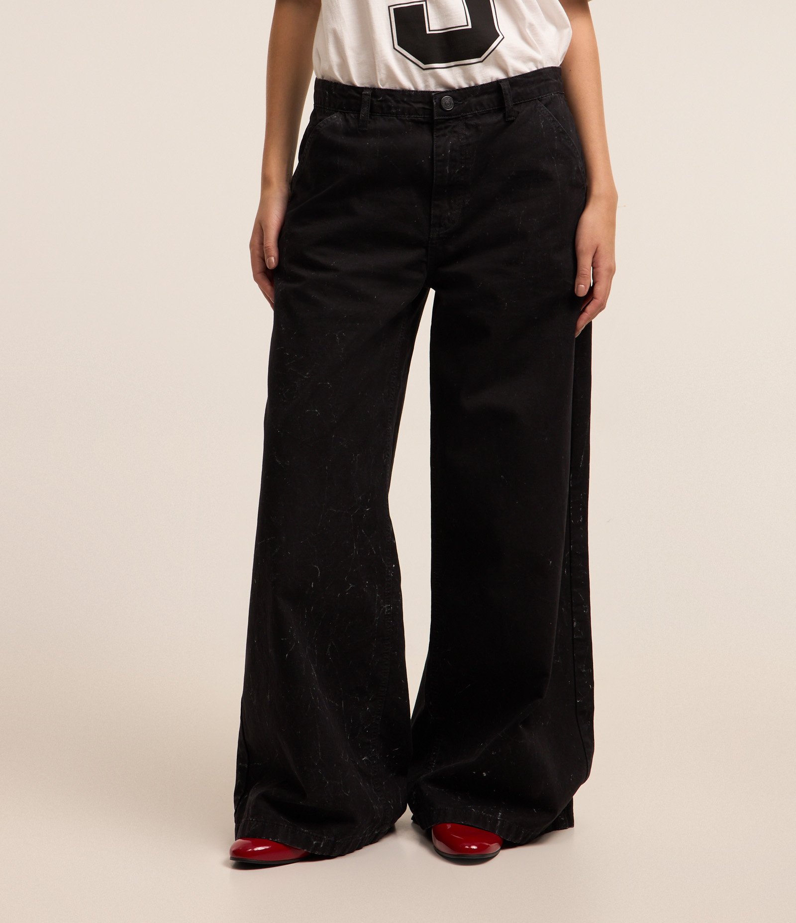 Calça Wide Leg em Sarja com Manchinhas e Bolsos Cargo Preto 2