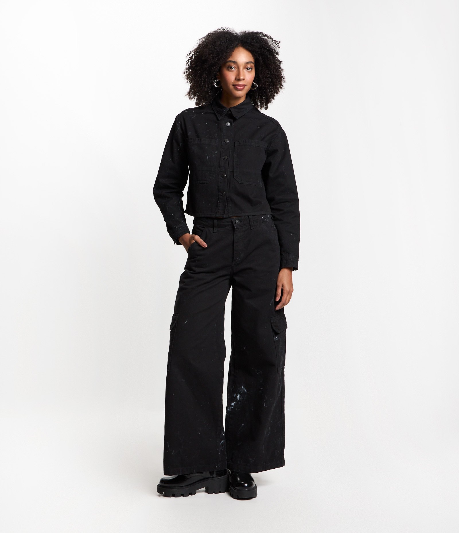Calça Wide Leg em Sarja com Manchinhas e Bolsos Cargo Preto 5