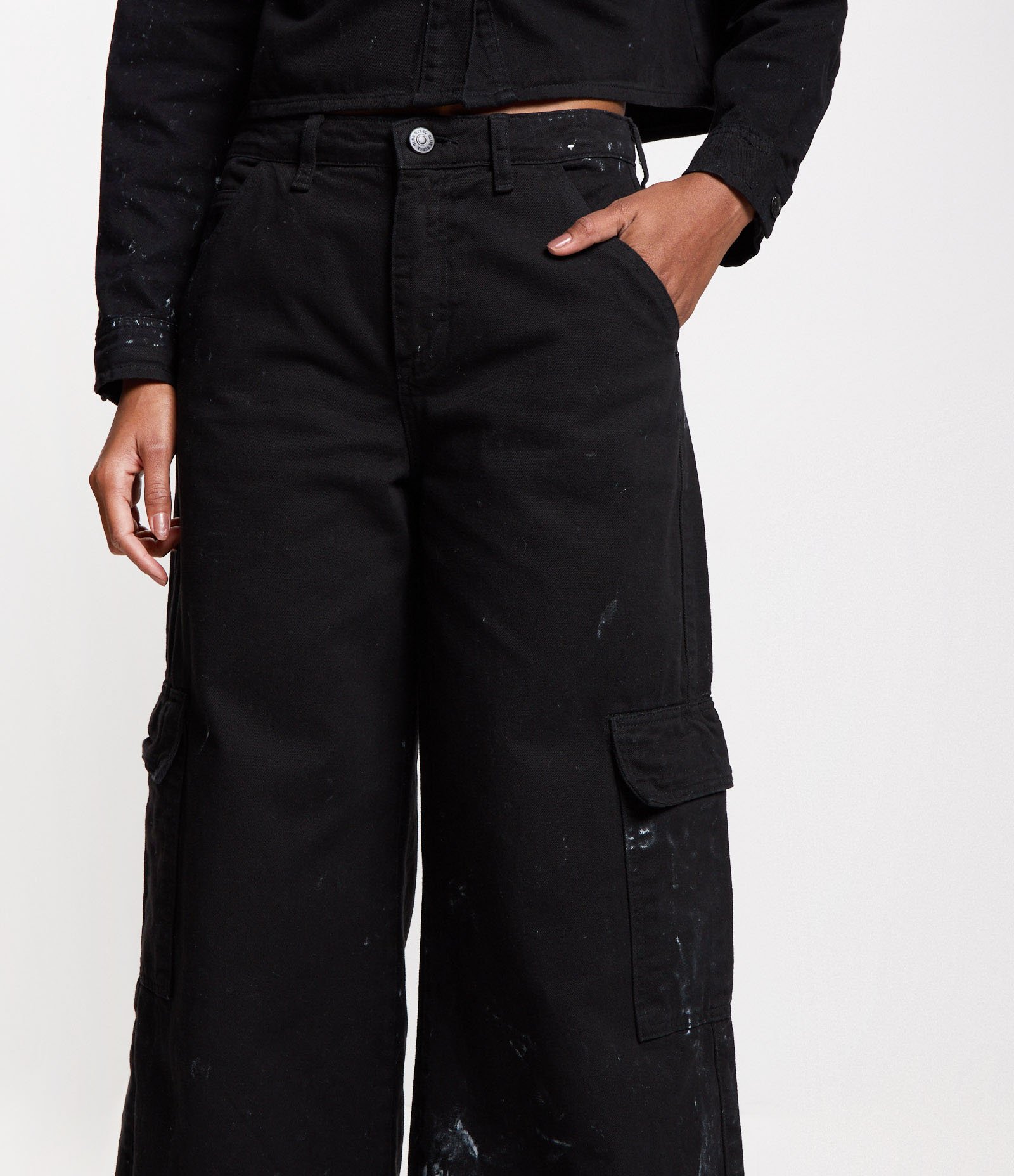 Calça Wide Leg em Sarja com Manchinhas e Bolsos Cargo Preto 7