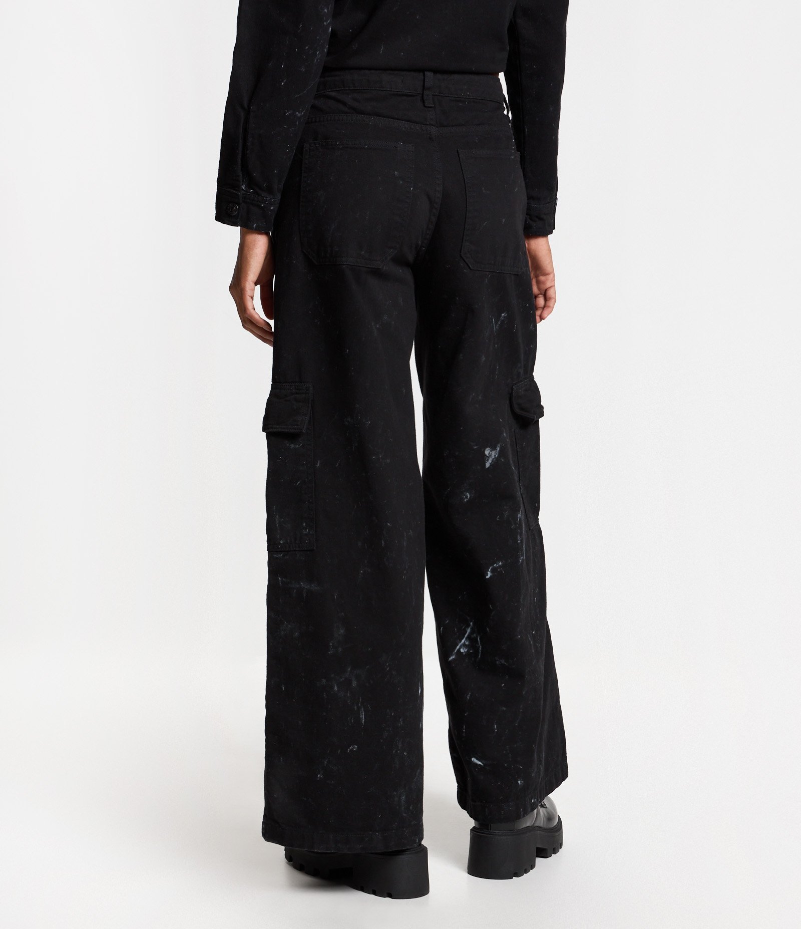 Calça Wide Leg em Sarja com Manchinhas e Bolsos Cargo Preto 8