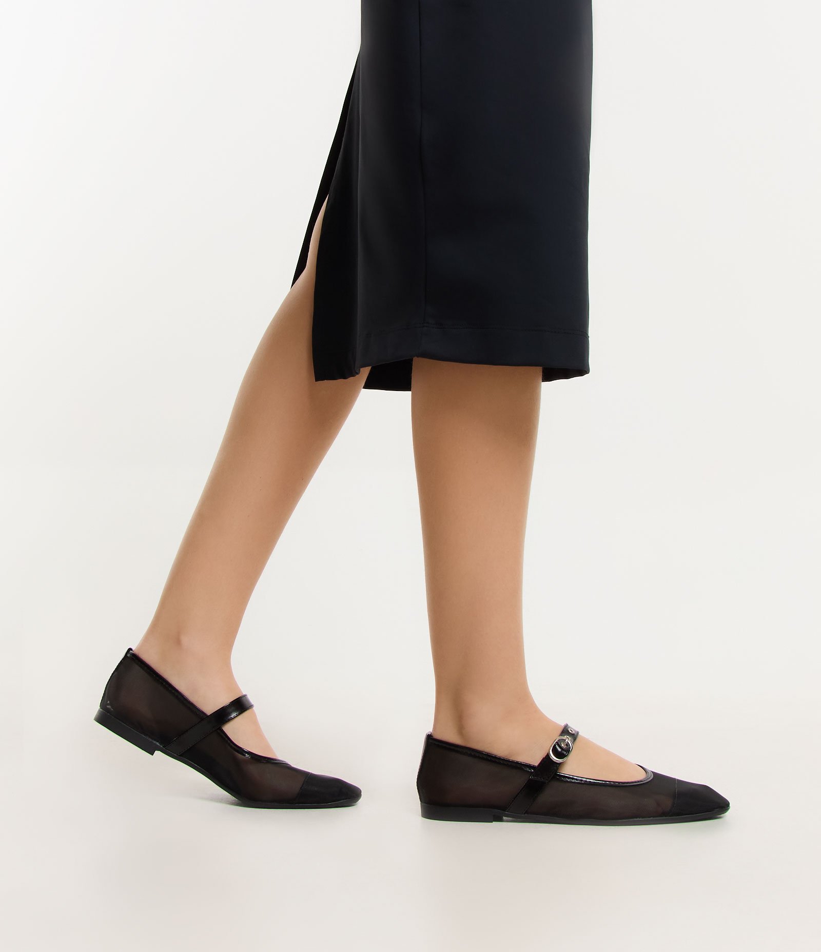 Sapatilha em Tela com Tira de Fivela Preto 7