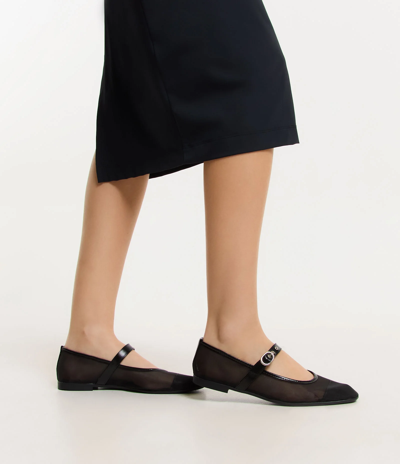 Sapatilha em Tela com Tira de Fivela Preto 1