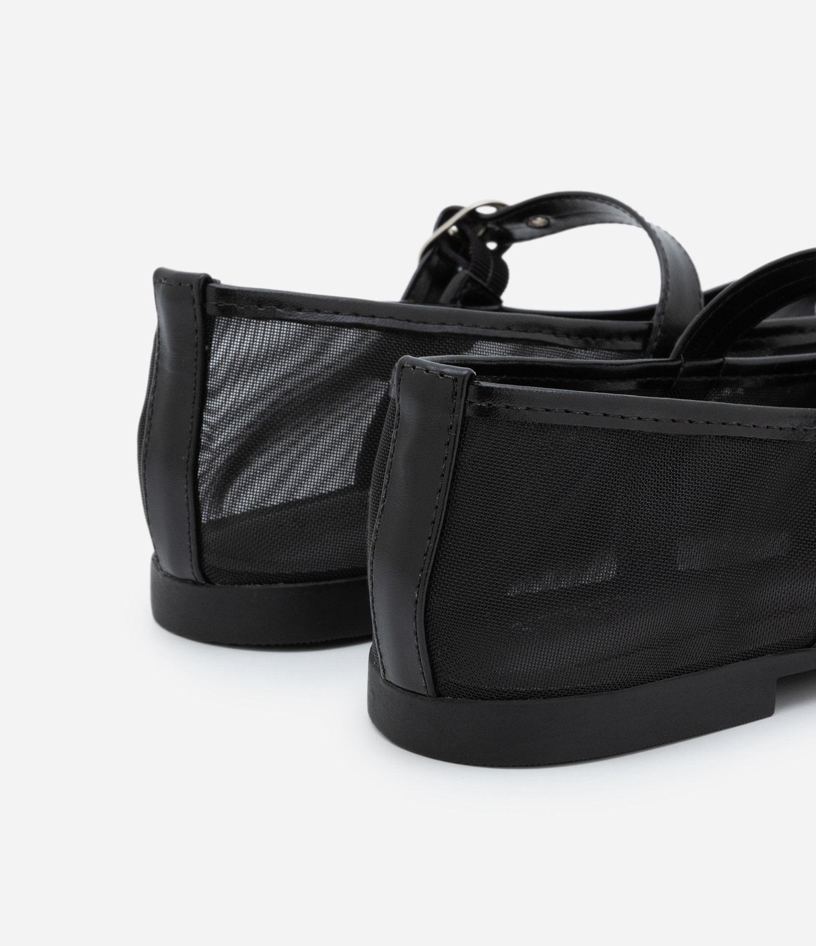 Sapatilha em Tela com Tira de Fivela Preto 3