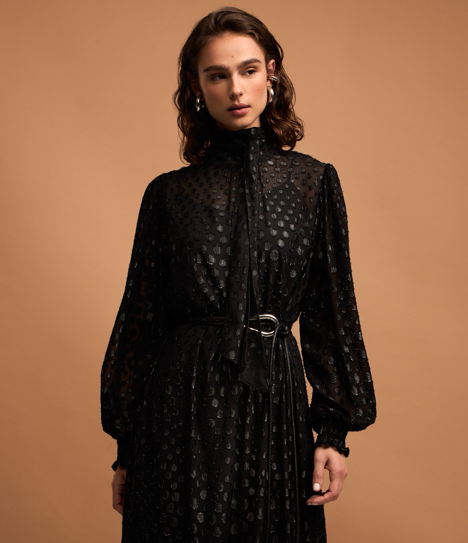 Vestido Longo em Chiffon com Punho de Lastex e Laço nas Costas Preto 1