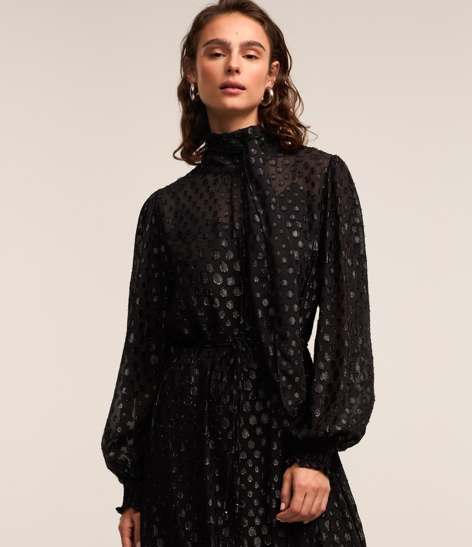 Vestido Longo em Chiffon com Punho de Lastex e Laço nas Costas Preto 4
