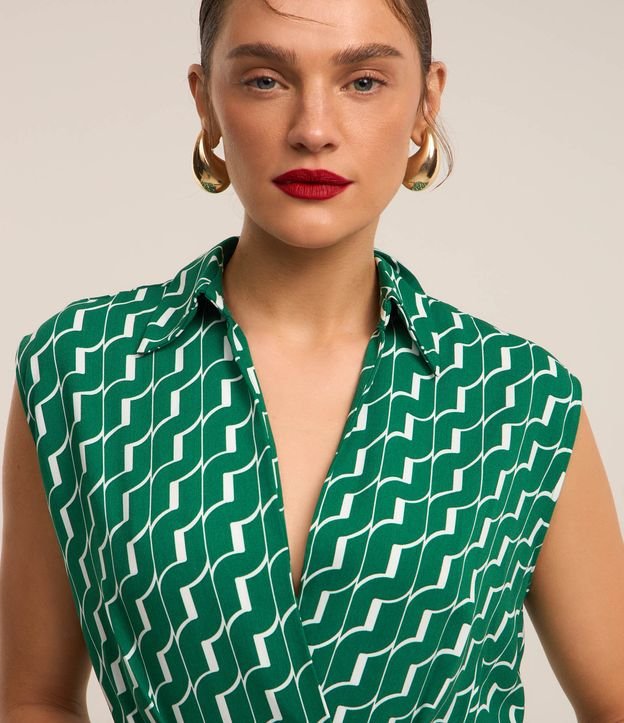Vestido Midi Evasê Sem Manga em Crepe com Estampa Geométrica
