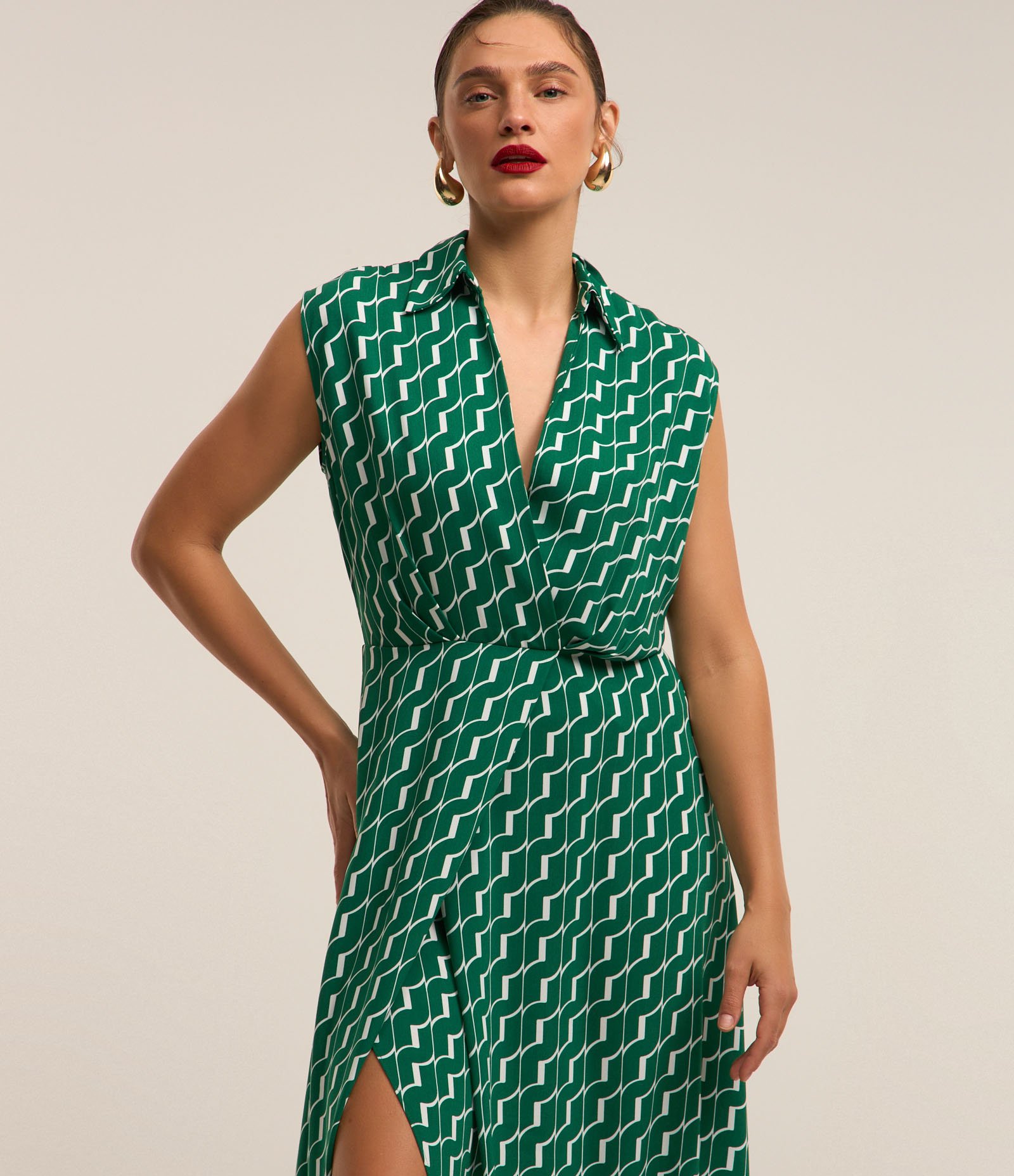 Vestido Midi Evasê Sem Manga em Crepe com Estampa Geométrica Verde 3