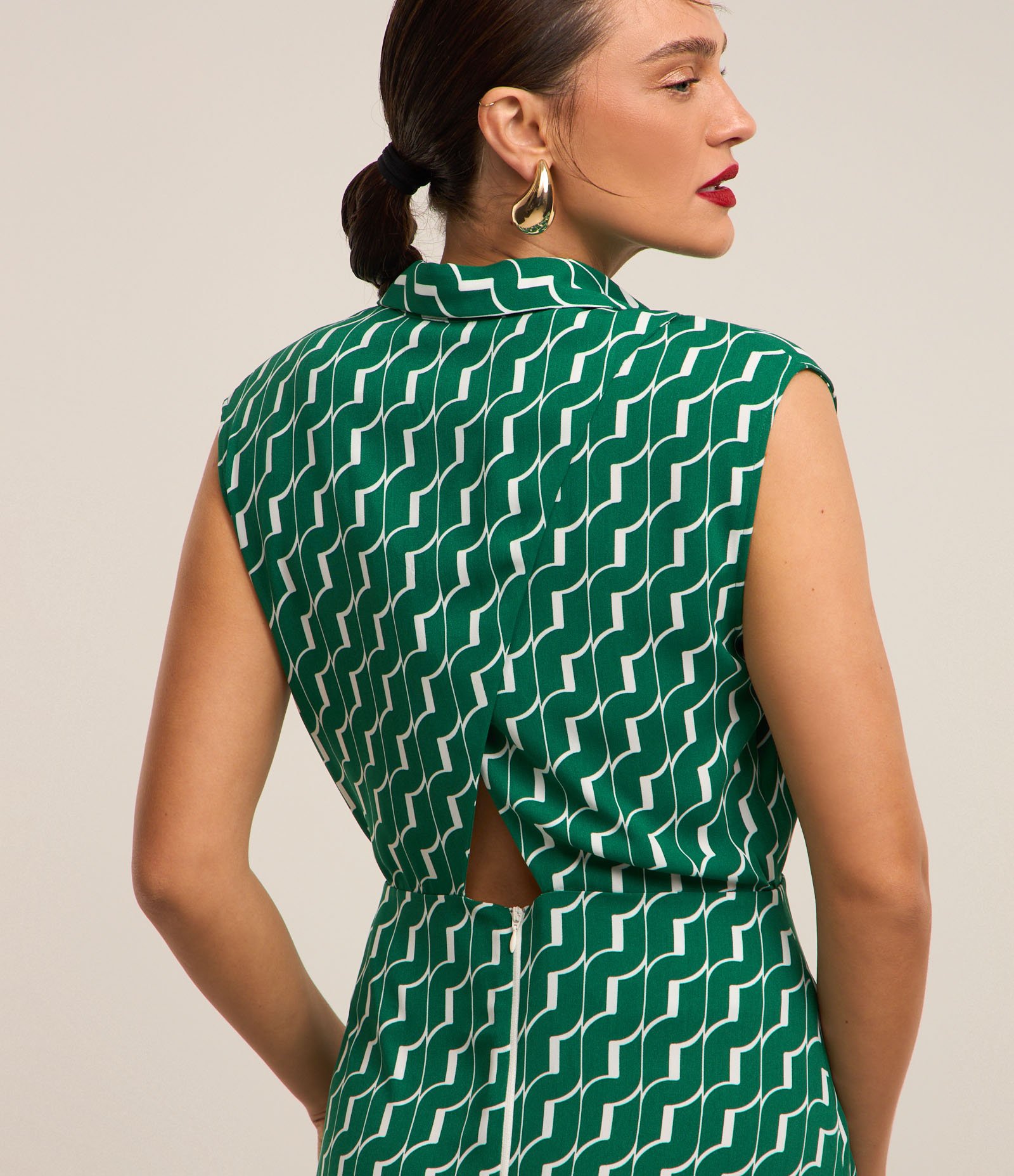 Vestido Midi Evasê Sem Manga em Crepe com Estampa Geométrica Verde 4