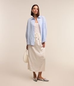 Saia Midi em Tecido Acetinado com Fenda Laterais Detalhadas em Renda