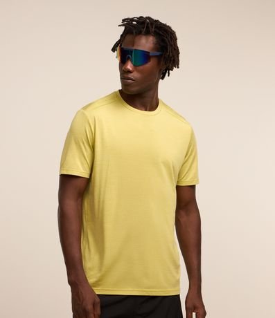 Camiseta Esportiva com Tecnologia Dry e Detalhes Refletivos Menor preço em Camiseta Esportiva com Tecnologia Dry e Detalhes Refletivos