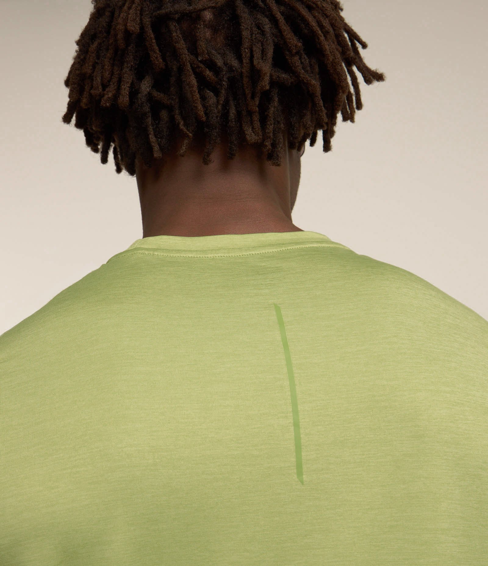 Camiseta Esportiva com Tecnologia Dry e Detalhes Refletivos Verde 4