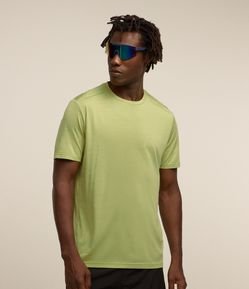 Camiseta Esportiva com Tecnologia Dry e Detalhes Refletivos