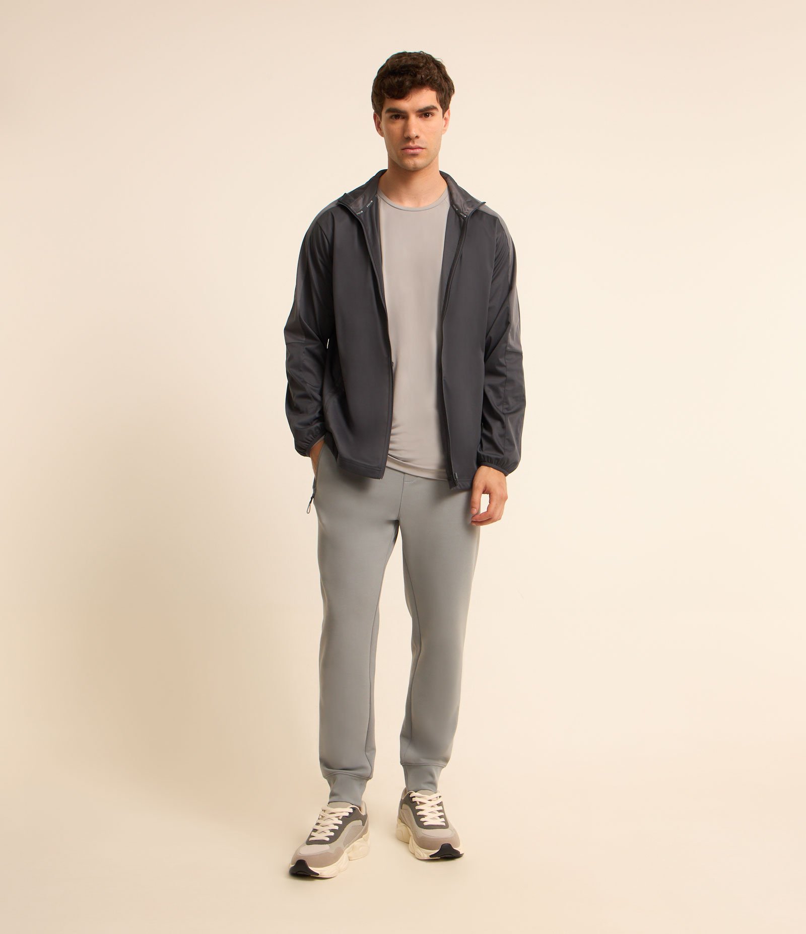 Calça Jogger Esportiva em Moletom Tecnológico Cinza 1