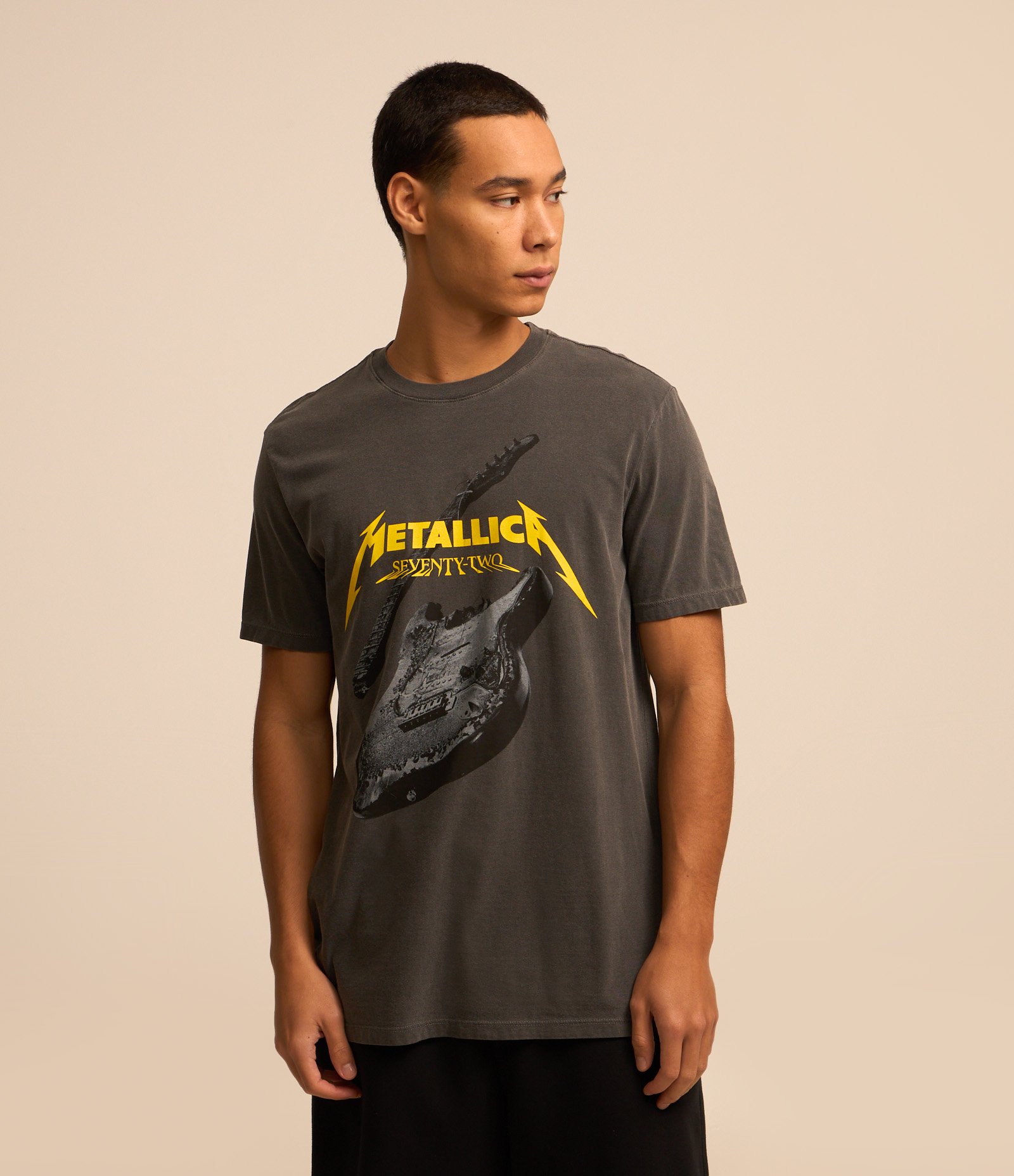 Camiseta Comfort em Algodão com Estampa Metallica Cinza 1