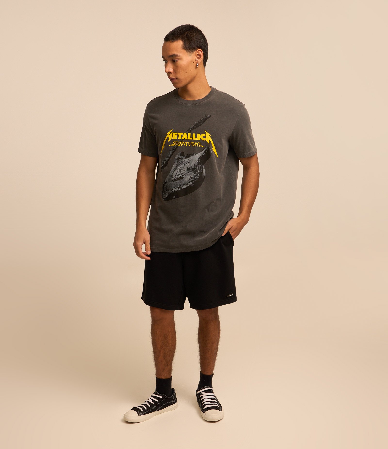 Camiseta Comfort em Algodão com Estampa Metallica Cinza 2
