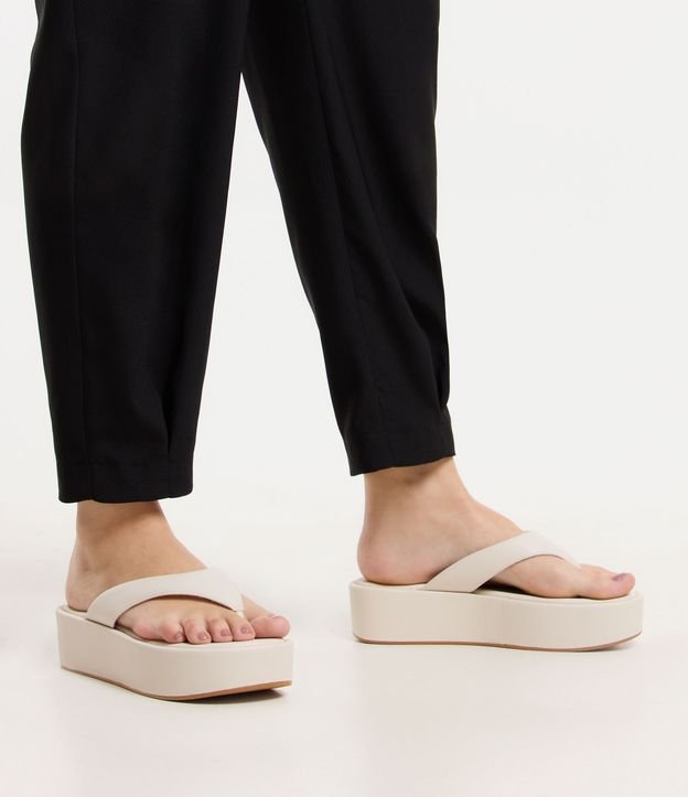 Chinelo Flatform com Tiras Largas
