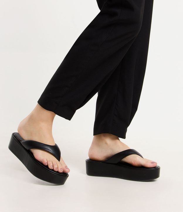 Chinelo Flatform com Tiras Largas