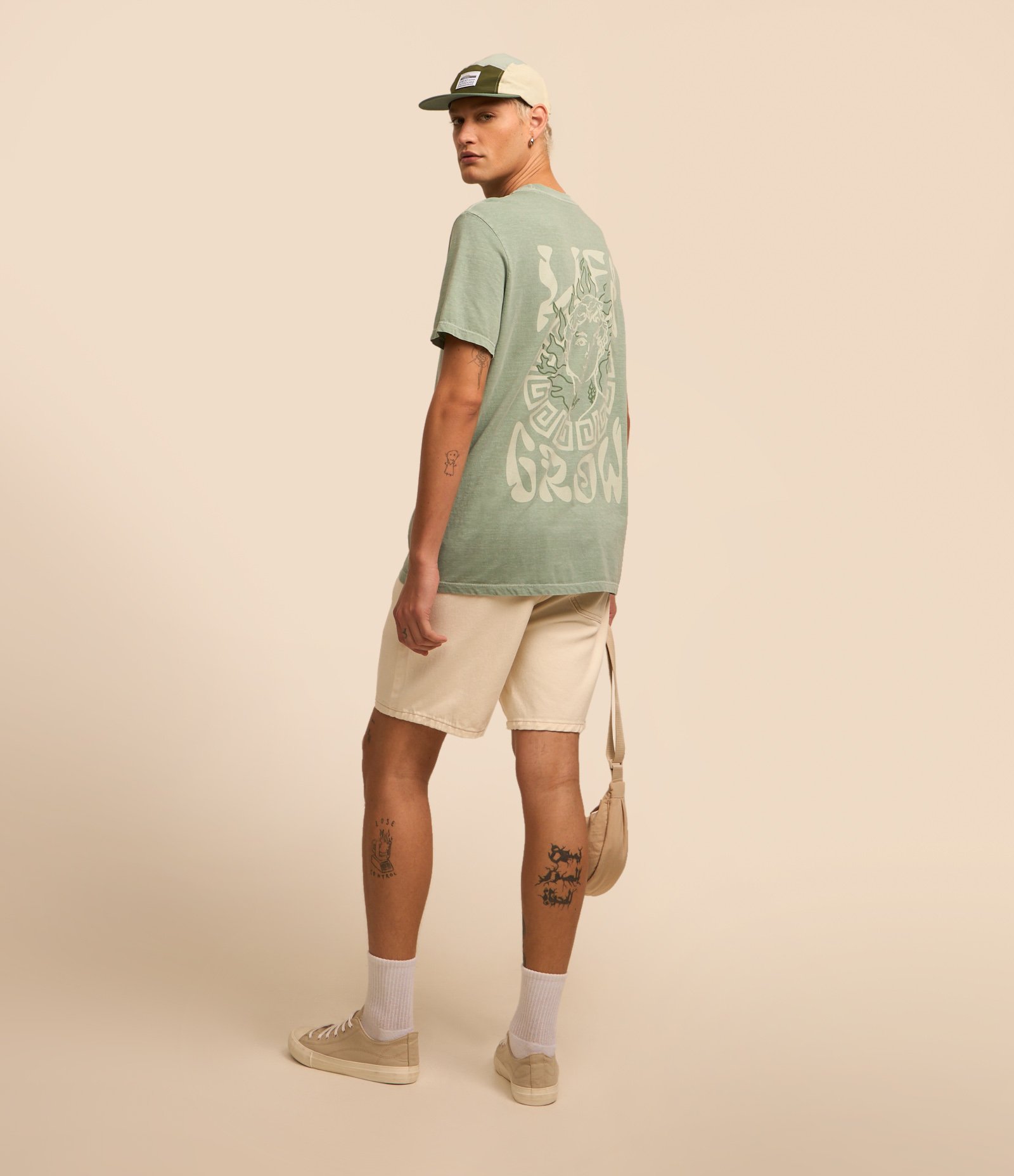 Camiseta Comfort em Algodão Estonado com Estampa de Estátua Verde 1