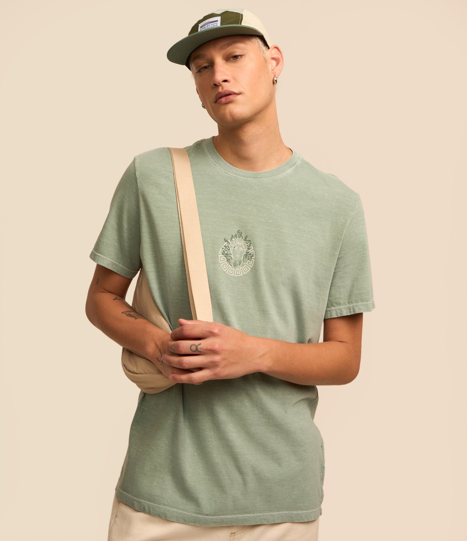 Camiseta Comfort em Algodão Estonado com Estampa de Estátua Verde 2