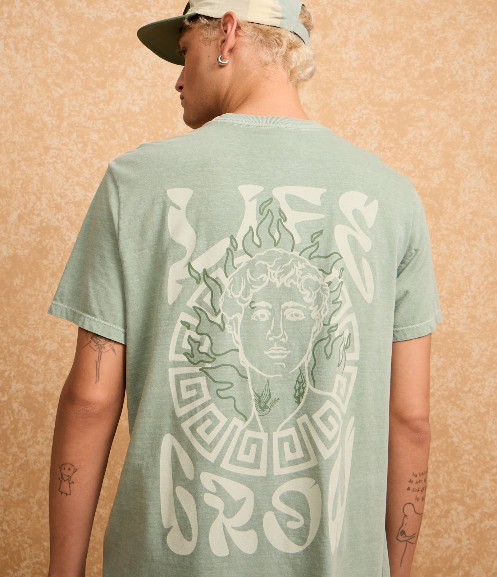 Camiseta Comfort em Algodão Estonado com Estampa de Estátua Verde 4