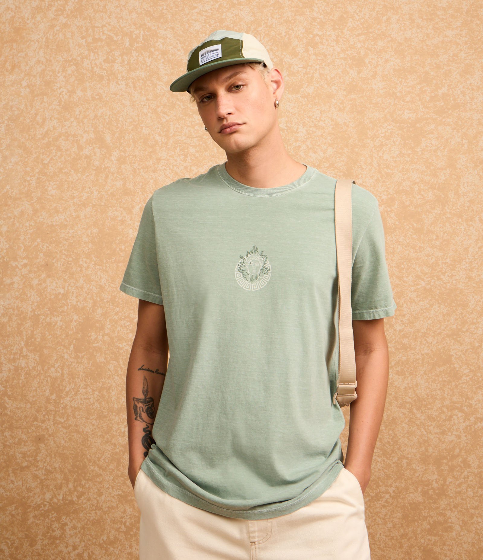 Camiseta Comfort em Algodão Estonado com Estampa de Estátua Verde 5