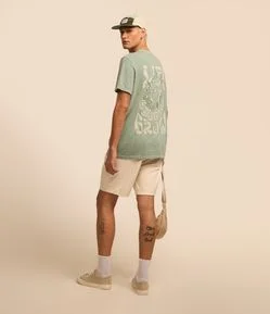 Camiseta Comfort em Algodão Estonado com Estampa de Estátua