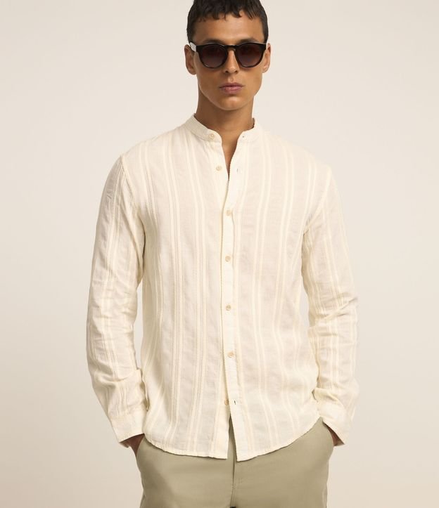 Camisa em Algodão com Textura e Gola Padre