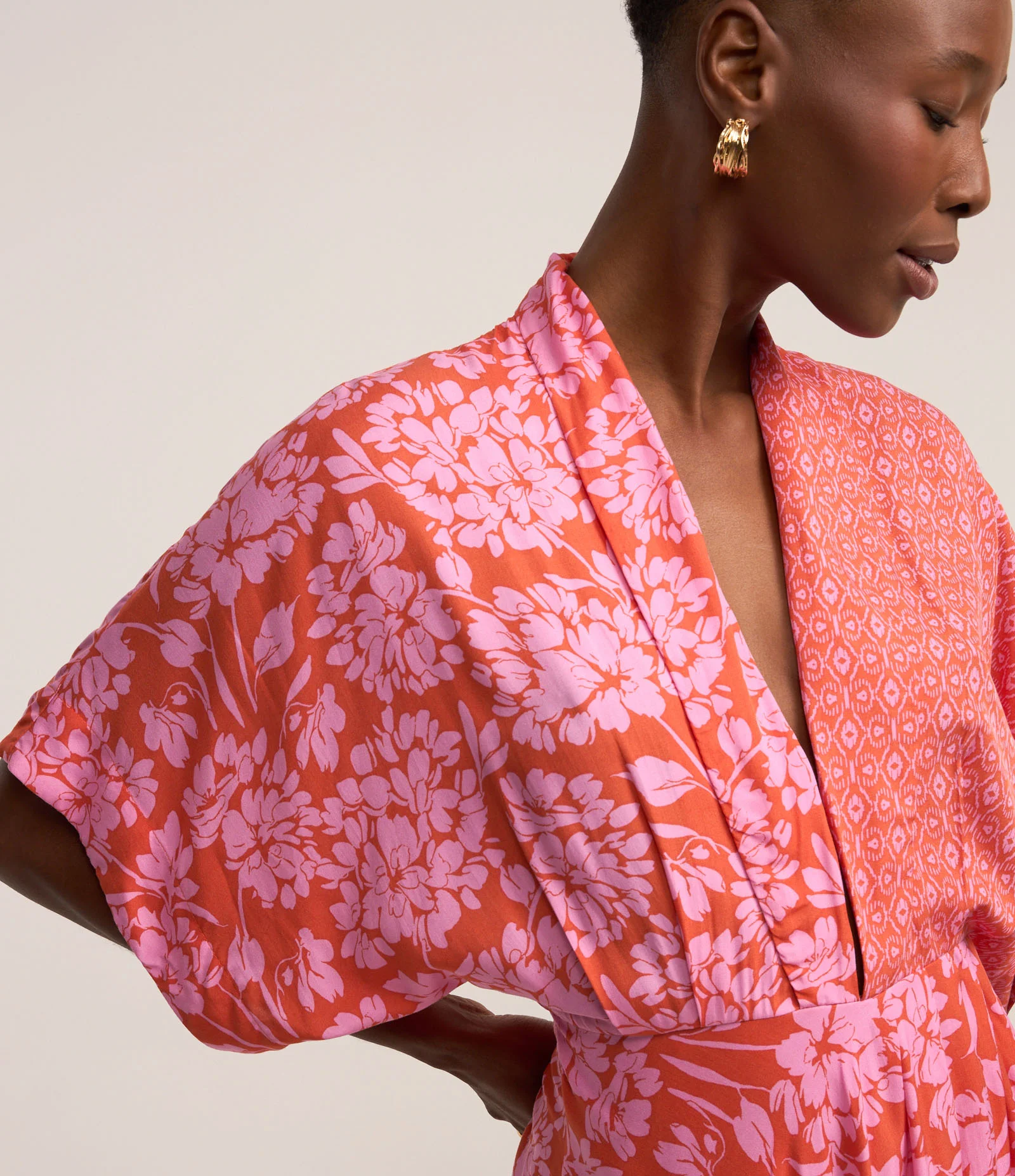 Vestido Midi em Viscose com Modelagem Ampla e Estampa Mista Rosa 1