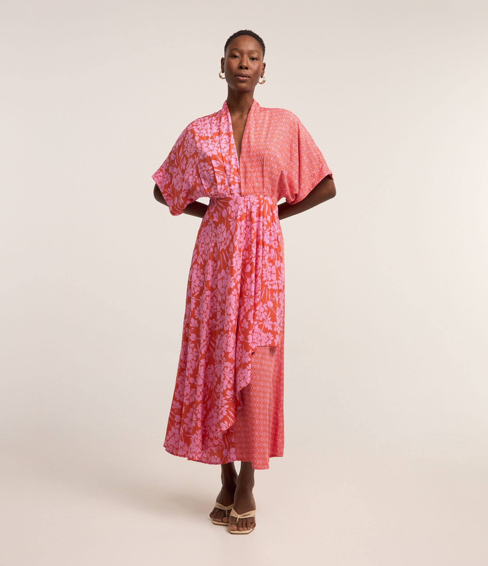 Vestido Midi em Viscose com Modelagem Ampla e Estampa Mista Rosa 2