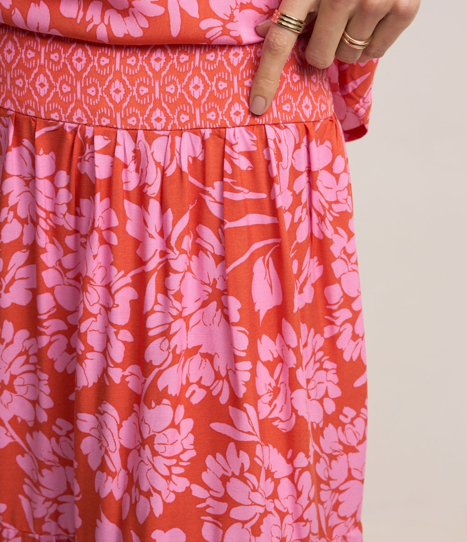 Saia Midi em Viscose com Zíper nas Costas e Estampa Floral Rosa/ Laranja 4