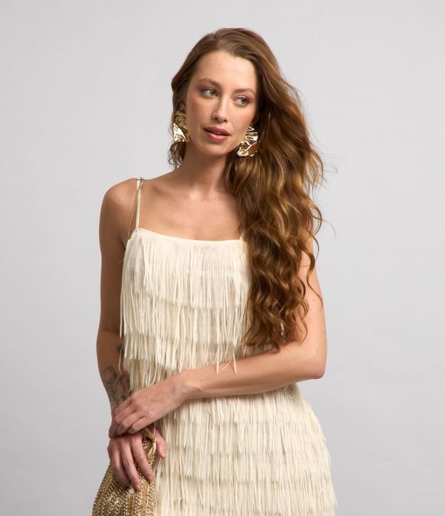 Vestido Curto em Chiffon com Franjas em Camadas