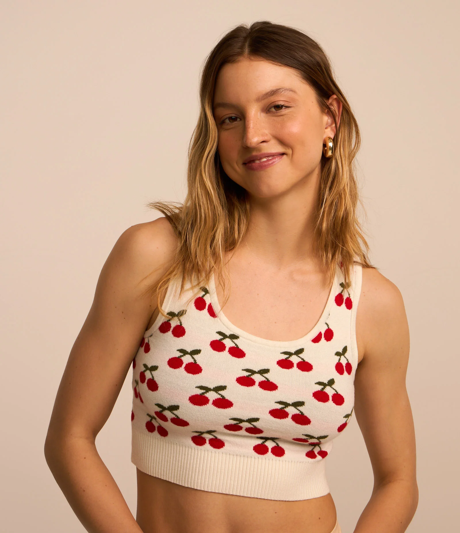 Blusa Cropped Sem Manga em Tricô com Estampa de Cereja Bege Claro 1