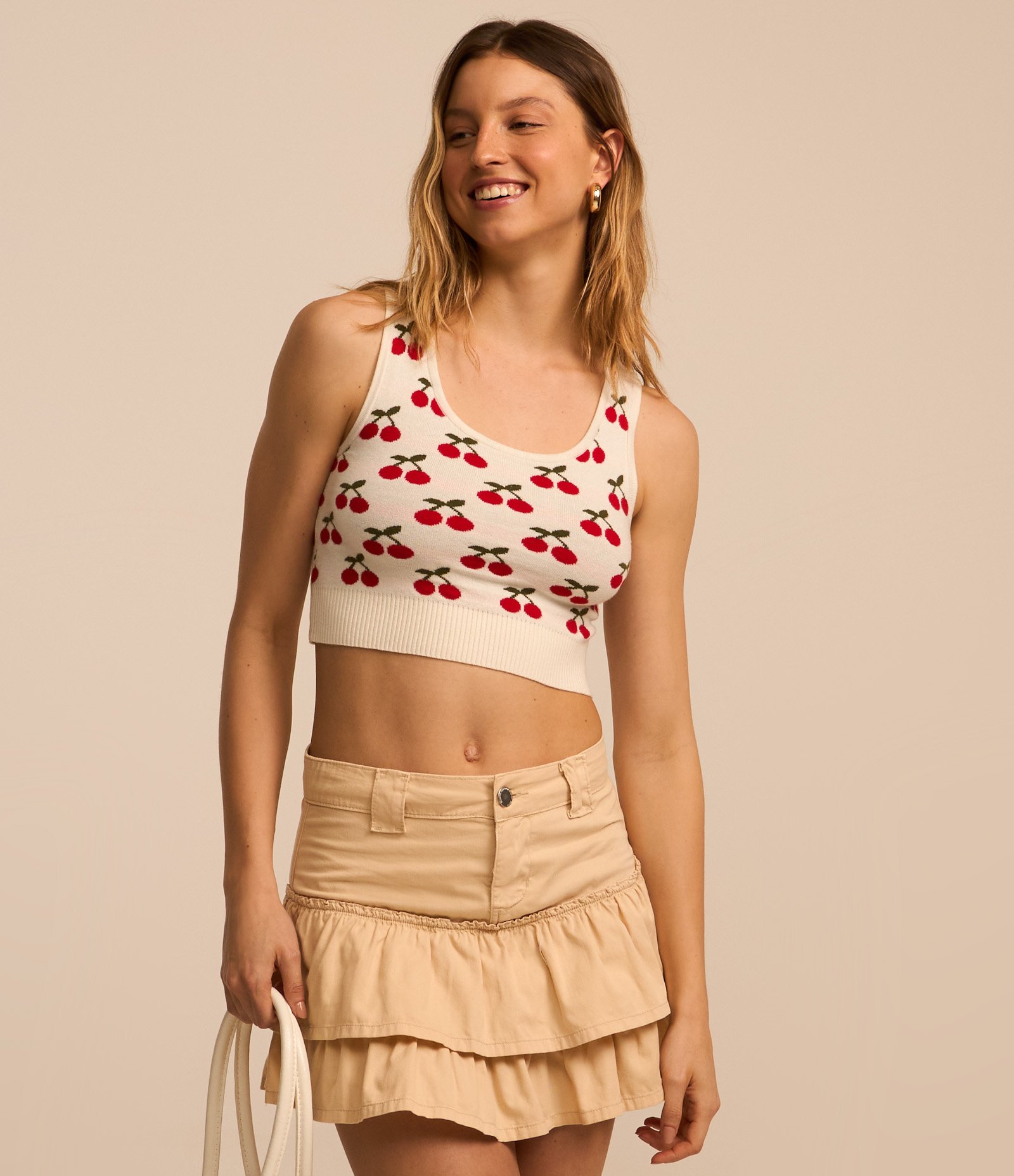 Blusa Cropped Sem Manga em Tricô com Estampa de Cereja Bege Claro 3