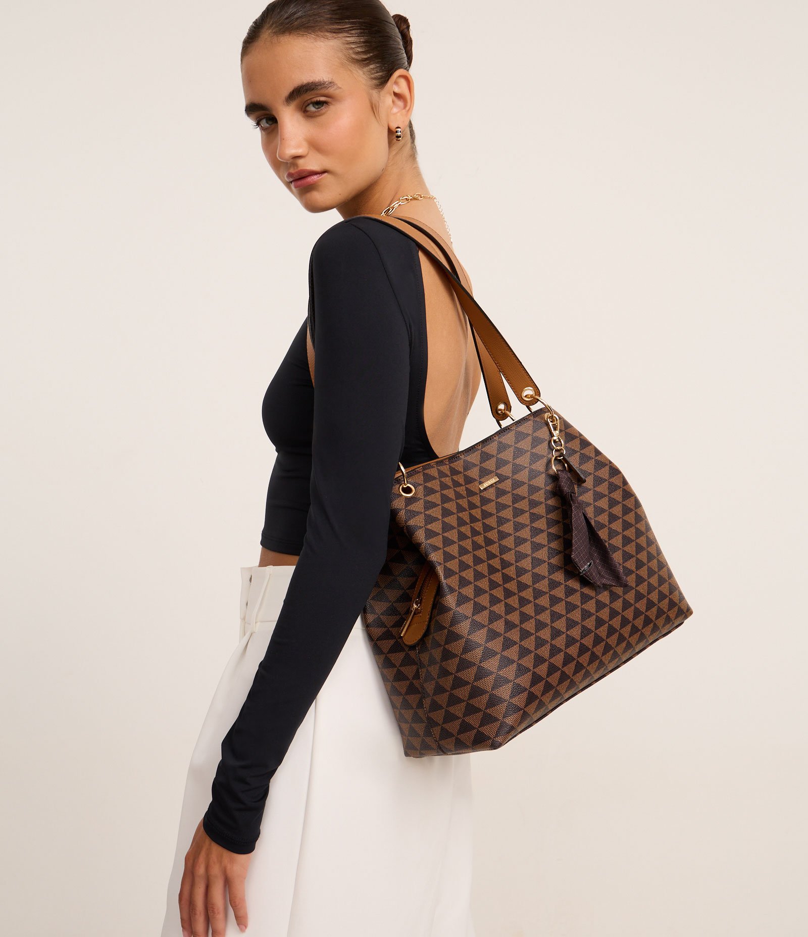 Bolsa Hobo Pequena com Fechamento Duplo e Estampa de Triângulo Marrom 5