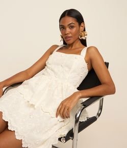 Vestido Evasê Curto em Tricoline com Flores 3D Bordadas