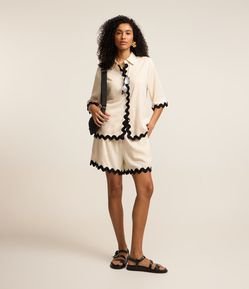 Short Reto Cintura Alta em Viscolinho com Barra Nuvem