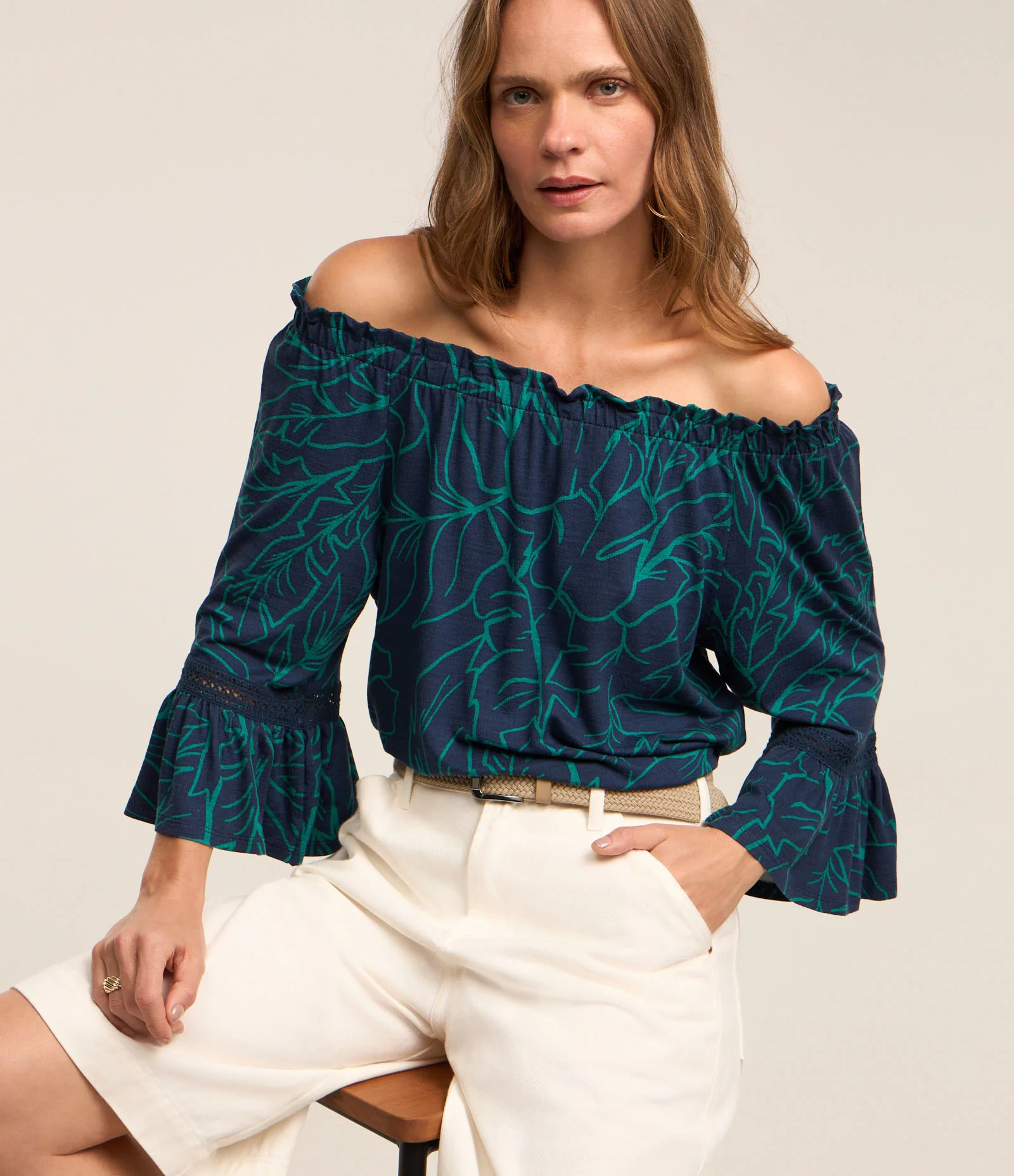 Blusa em Viscose com Detalhe na Manga e Estampa Folhagens Azul/ Verde 1