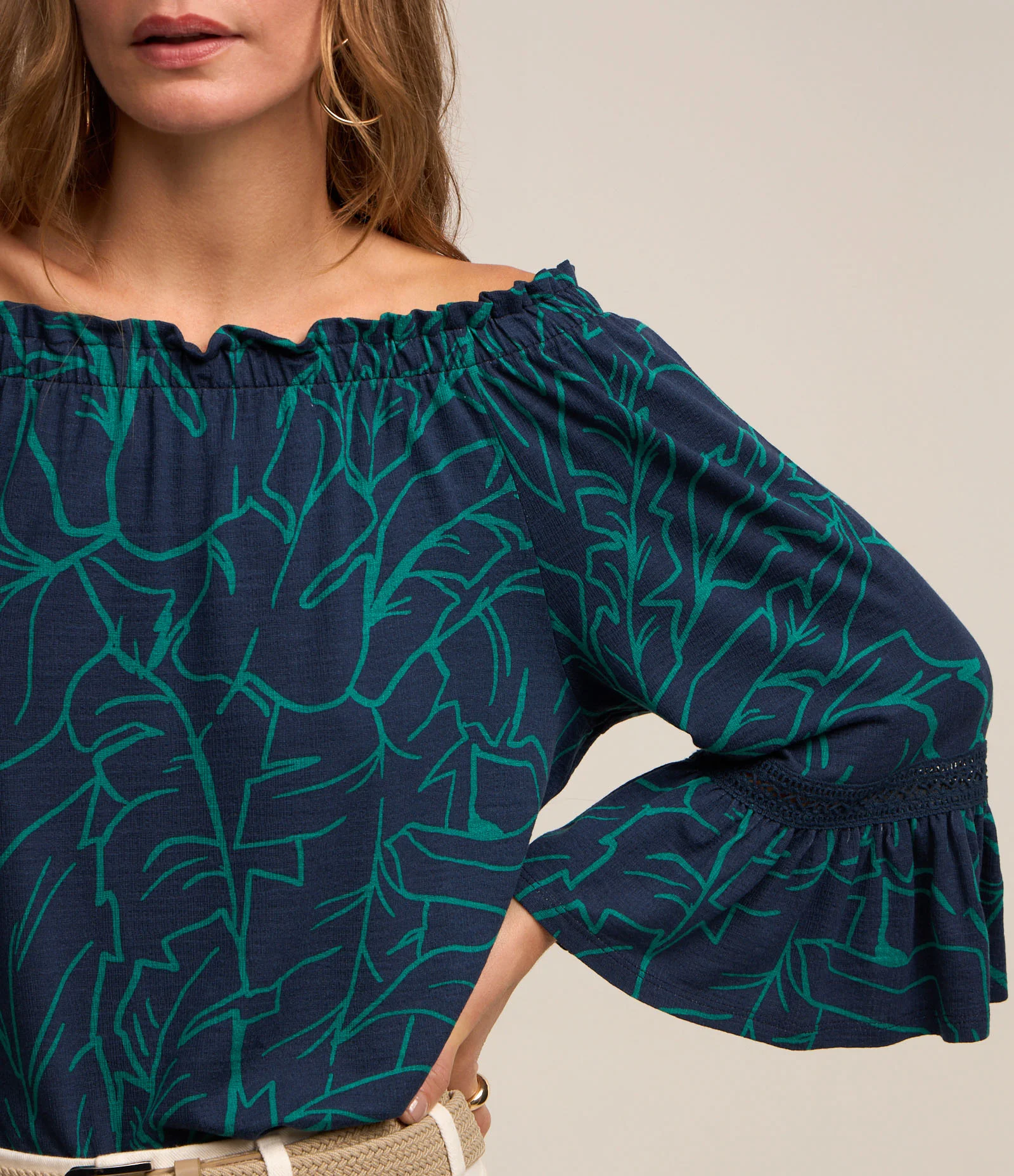 Blusa em Viscose com Detalhe na Manga e Estampa Folhagens Azul/ Verde 2
