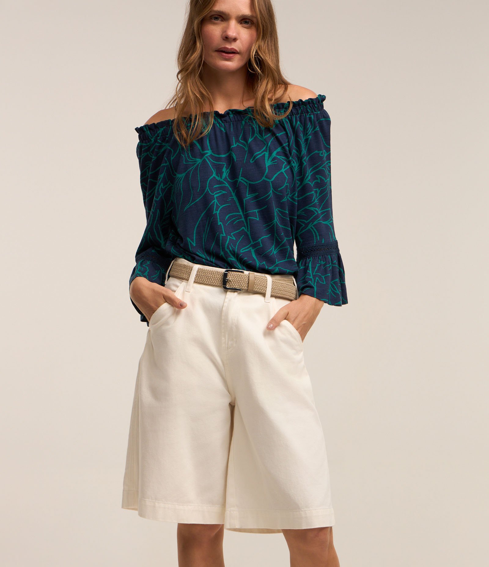 Blusa em Viscose com Detalhe na Manga e Estampa Folhagens Azul/ Verde 4