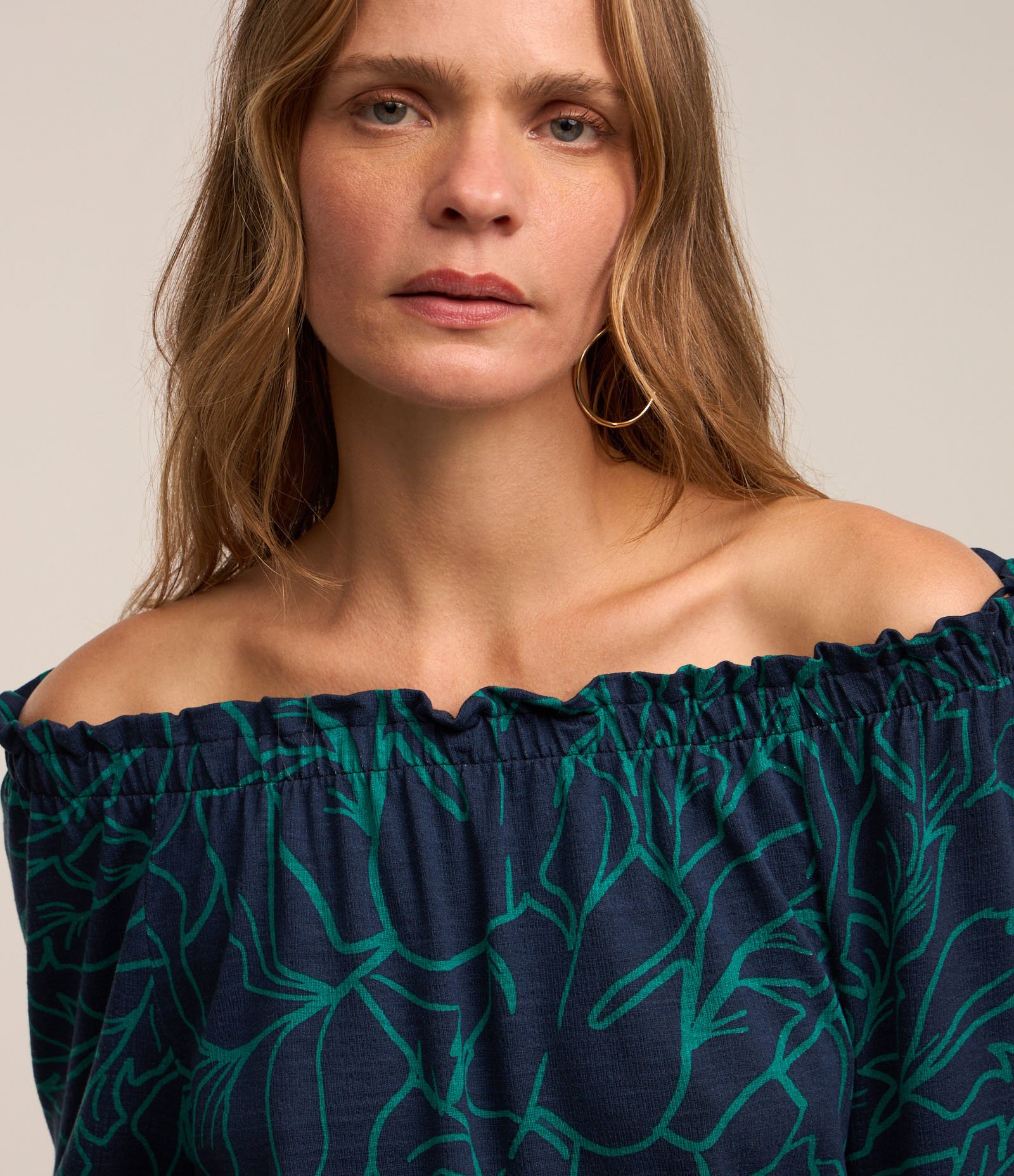 Blusa em Viscose com Detalhe na Manga e Estampa Folhagens Azul/ Verde 5