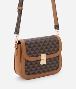 Bolsa Transversal Pequena com Estampa de Triângulos e Locker de Metal
