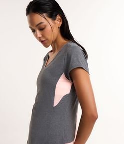 Camiseta Esportiva em Poliamida com Recortes